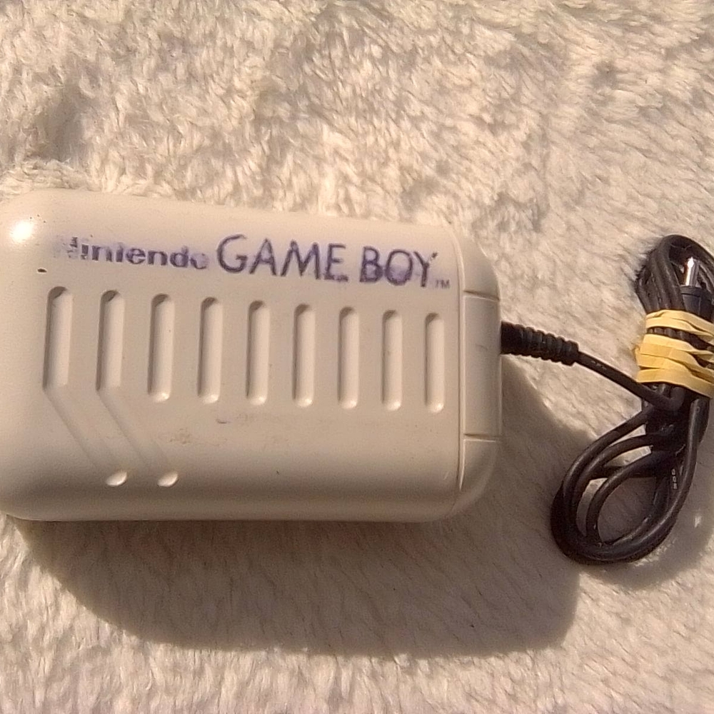 Nintendo Game Boy Charger in White